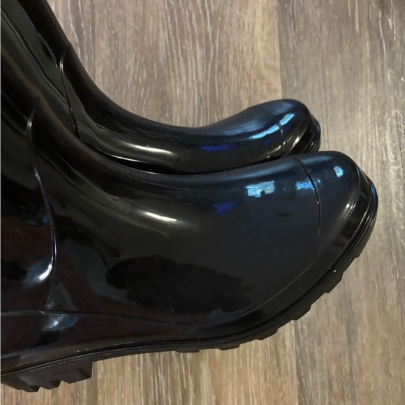 Time & Tru Sleek Black Glossy Rain Boots - Picture 4 of 7